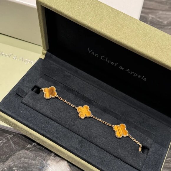 ✨✨Van Cleef & Arpels fashion bracelet✨✨ - Picture 5 of 6